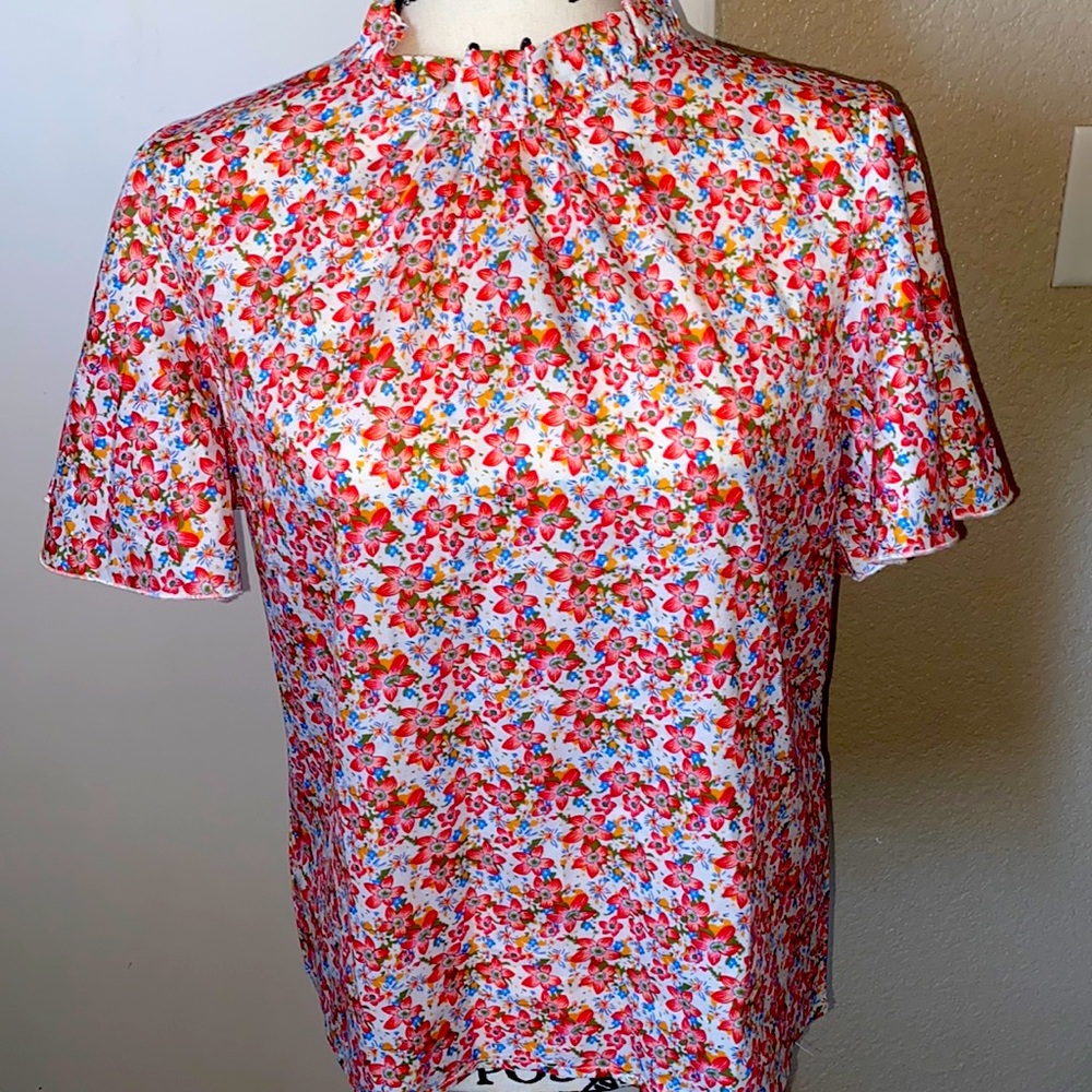 ☀️Cute NWOT Flower Blouse